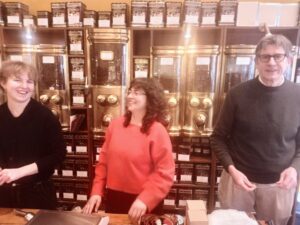 店主イヴさんと、スタッフの女性たち